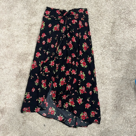 Woman’s skirt - Picture 1 of 3